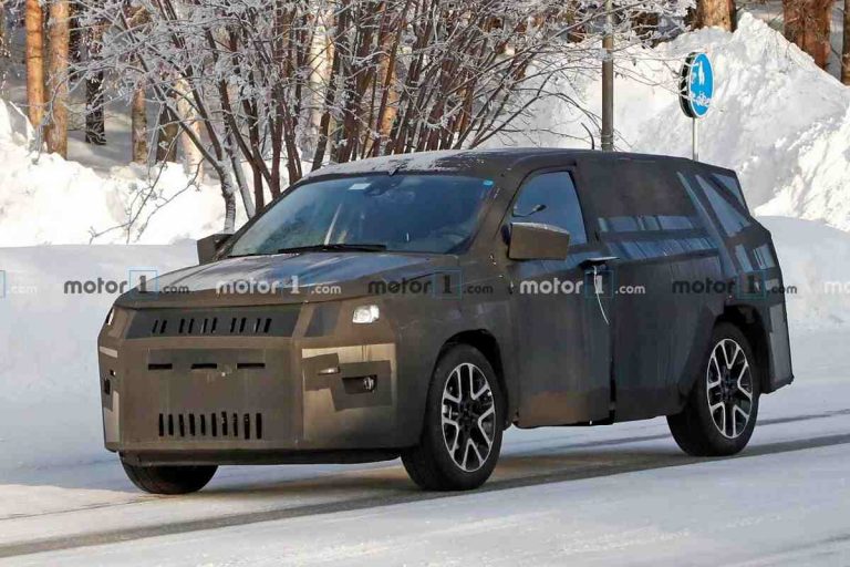 Jeep 7-Seater SUV Spotted testing! Toyota Fortuner rival maybe?