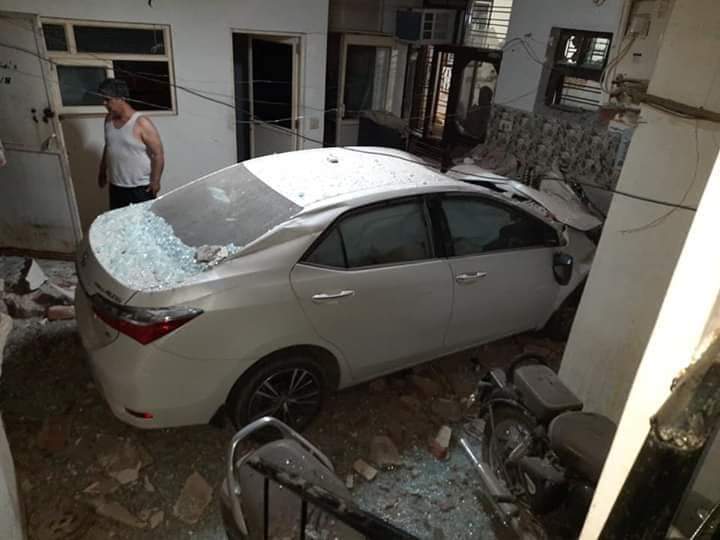 Toyota Corolla Altis Accident in Faridabad  | Car rams into house [Video]