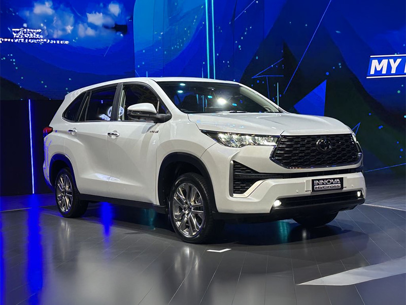 Toyota Innova Hycross